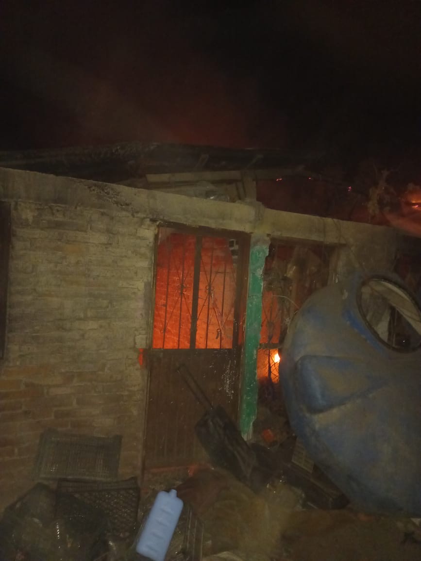 Daños materiales dejo el incendio de una vivienda en la comunidad de El Tajito, Guasave.