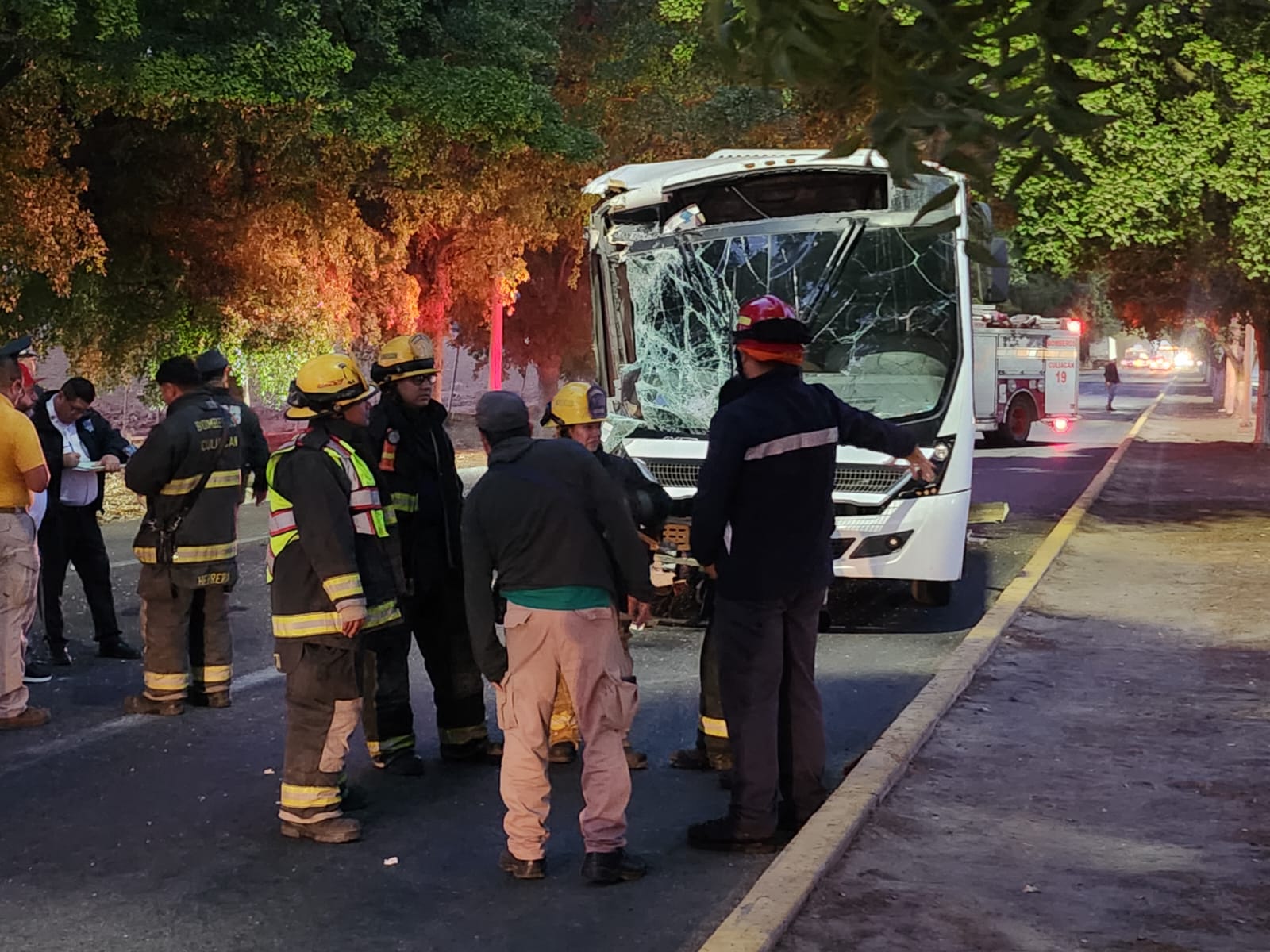 5 personas heridas en accidente por alcance en carretera Culiacán-Navolato.