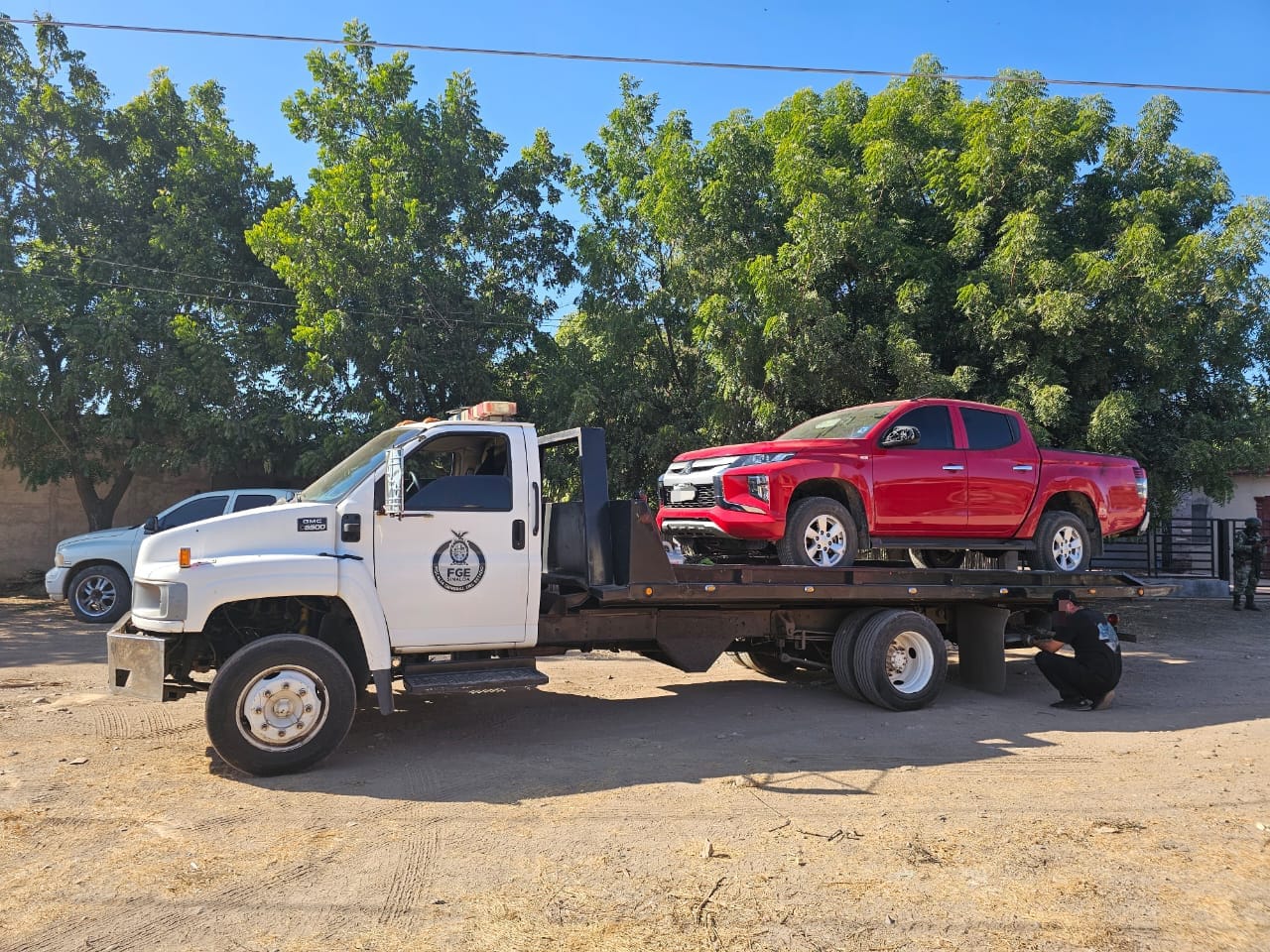 En trabajo coordinado entre la FGE y DEFENSA, se catea inmueble en el ejido Estación Obispo y se asegura una Pick Up con reporte de robo.