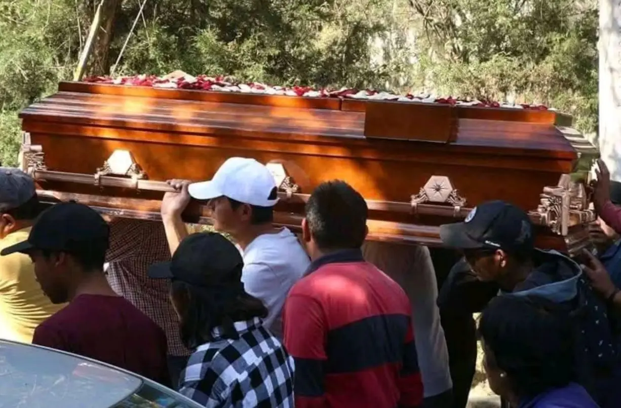 Brenda despidió a Jesús en su funeral vestida de novia; estaban a punto de casarse