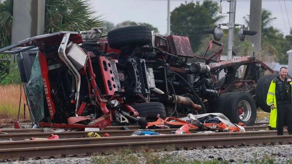 Accidente en Florida: tren de alta velocidad choca con camión de bomberos; hay al menos 15 heridos