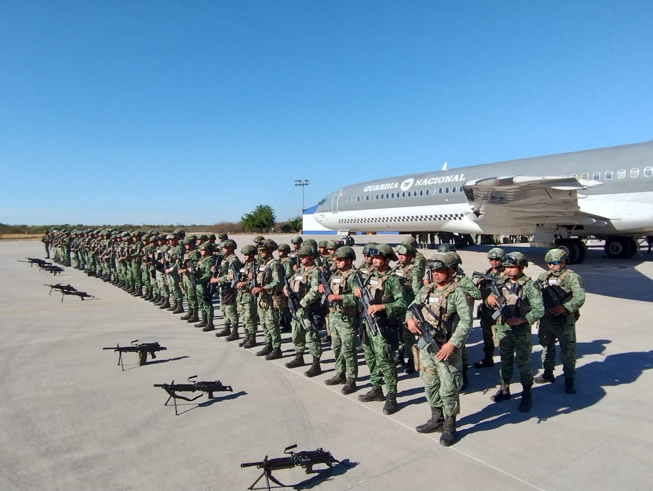 Arriban más fuerza federales en medio de un día de enfrentamientos entre grupos armados.