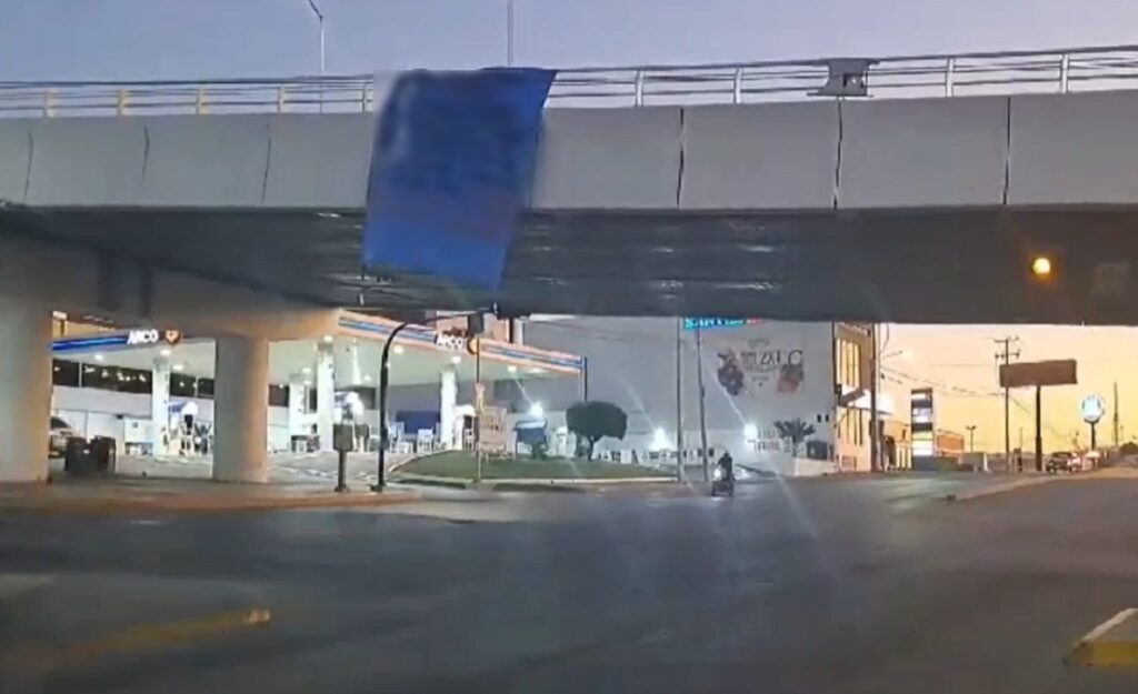 Dejan narco manta en puente frente al Parque 87