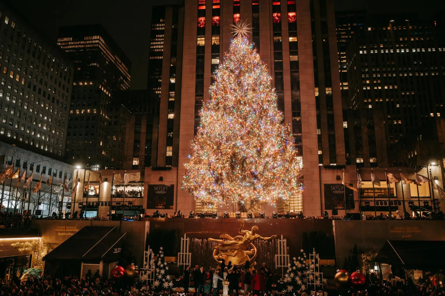 El árbol del Rockefeller Center se ilumina en Nueva York al ritmo de Thalía