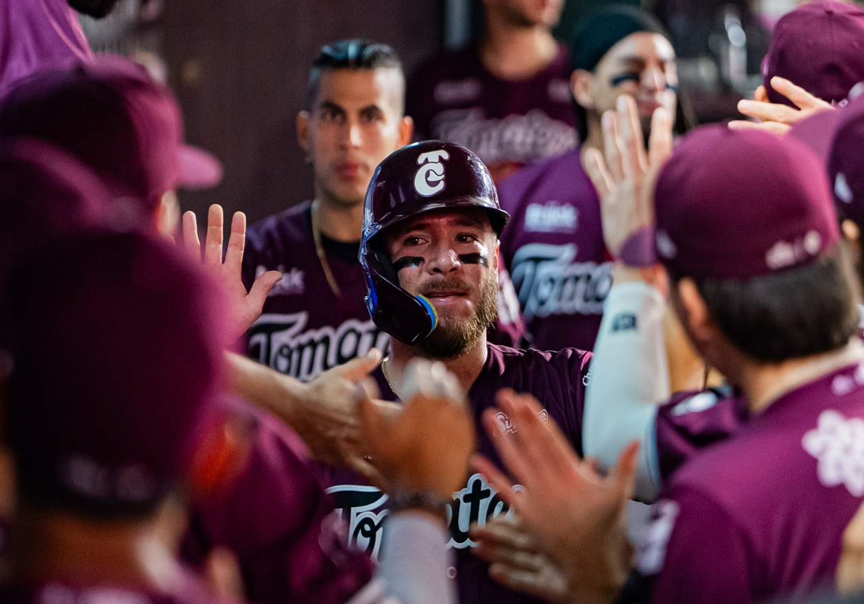 ¡EXPLOSIÓN DE PODER GUINDA! TOMATEROS APLASTA A VENADOS Y TOMA VENTAJA 2-0 EN LA SERIE