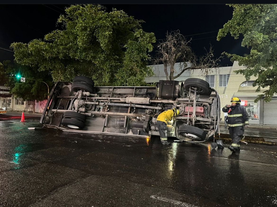 Vuelca pipa del Ayuntamiento de Culiacán tras chocar contra un tsurito!!