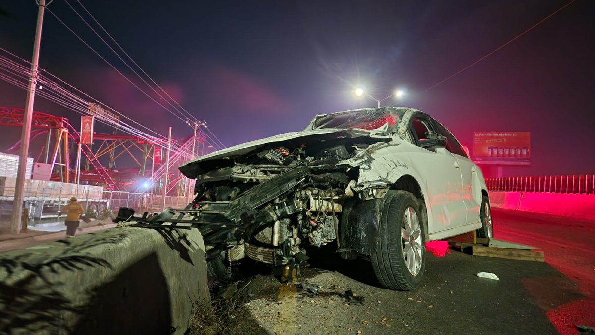 Conductor muere en volcadura sobre puente El Palmito